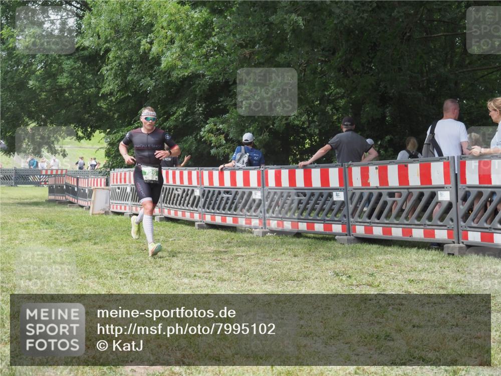 21.06.2025 - 27. Vierlanden-Triathlon KatJ http://msf.ph/oto/7995102 15.06.2025 12:44:55 Ziel 726 meine-sportfotos.de