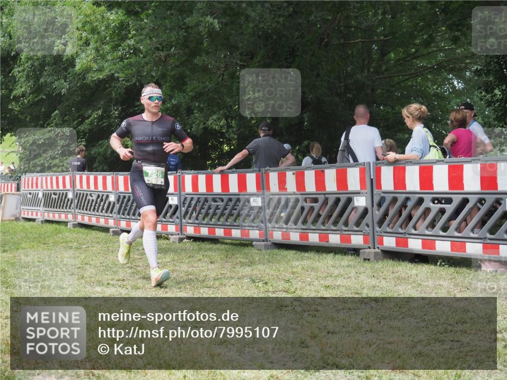 21.06.2025 - 27. Vierlanden-Triathlon KatJ http://msf.ph/oto/7995107 15.06.2025 12:44:56 Ziel 726 meine-sportfotos.de