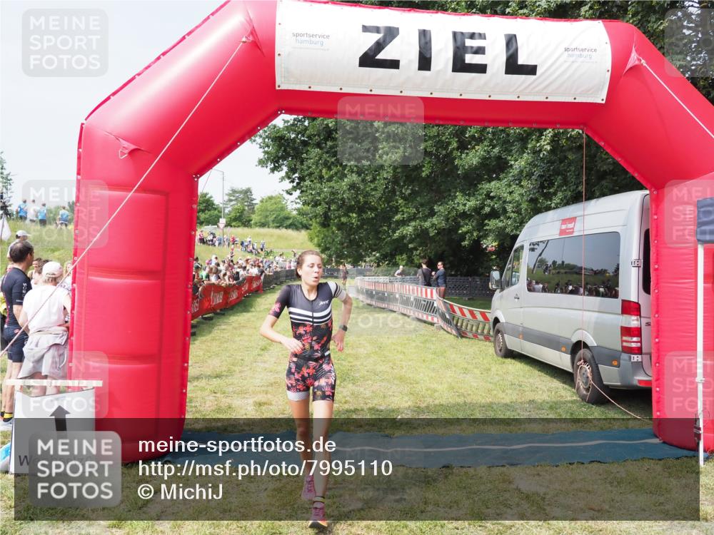 21.06.2025 - 27. Vierlanden-Triathlon MichiJ http://msf.ph/oto/7995110 15.06.2026 11:18:42 Ziel 513 meine-sportfotos.de