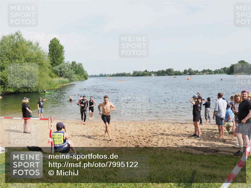21.06.2025 - 27. Vierlanden-Triathlon MichiJ http://msf.ph/oto/7995122 15.06.2026 09:56:49 Schwimmen 258, 275, 281, 301, 320 meine-sportfotos.de