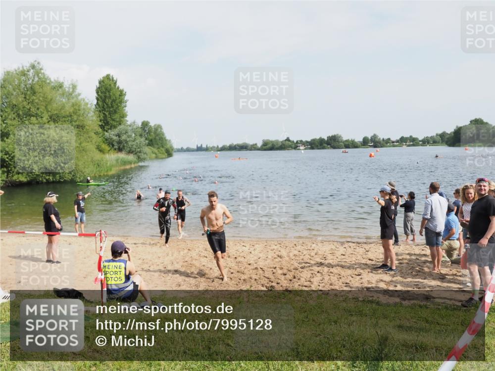 21.06.2025 - 27. Vierlanden-Triathlon MichiJ http://msf.ph/oto/7995128 15.06.2026 09:56:49 Schwimmen 258, 275, 281, 301, 320 meine-sportfotos.de