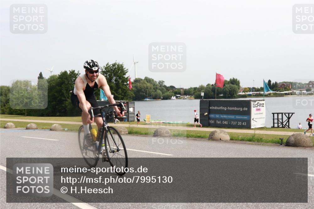 15.06.2025 - 27. Vierlanden-Triathlon H.Heesch http://msf.ph/oto/7995130 15.06.2025 11:25:25 Radfahren 68, 97, 927 meine-sportfotos.de