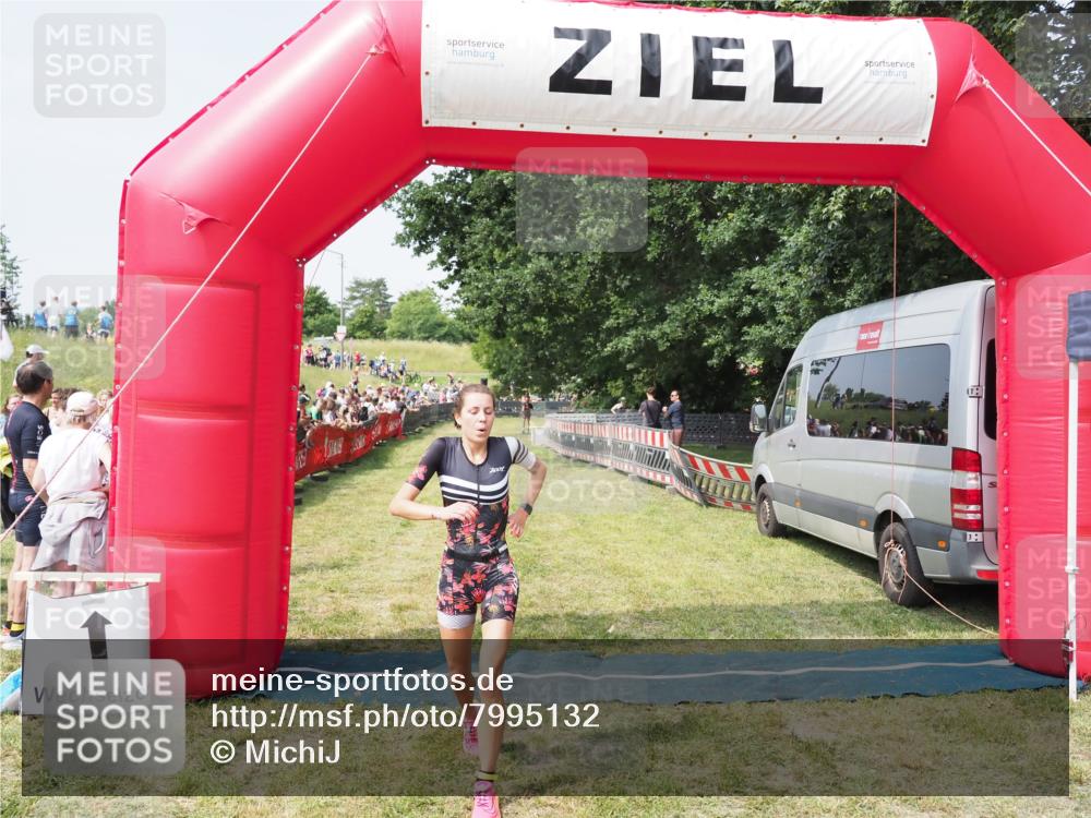 21.06.2025 - 27. Vierlanden-Triathlon MichiJ http://msf.ph/oto/7995132 15.06.2026 11:18:42 Ziel 513 meine-sportfotos.de