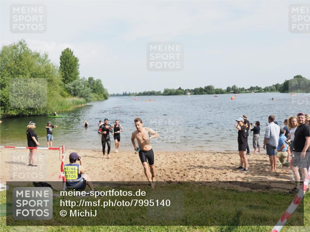 21.06.2025 - 27. Vierlanden-Triathlon MichiJ http://msf.ph/oto/7995140 15.06.2026 09:56:49 Schwimmen 258, 275, 281, 301, 320 meine-sportfotos.de