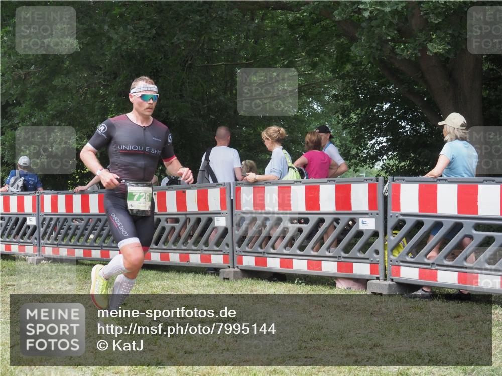 21.06.2025 - 27. Vierlanden-Triathlon KatJ http://msf.ph/oto/7995144 15.06.2025 12:44:56 Ziel 726 meine-sportfotos.de