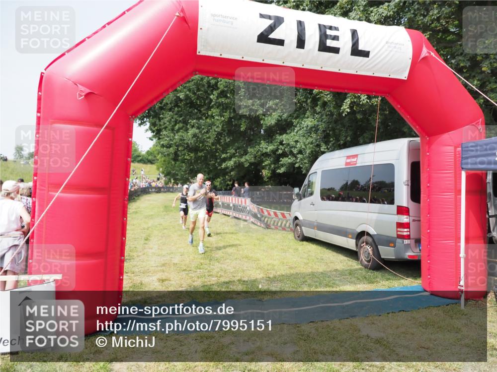 21.06.2025 - 27. Vierlanden-Triathlon MichiJ http://msf.ph/oto/7995151 15.06.2026 11:18:51 Ziel 364, 564, 612 meine-sportfotos.de