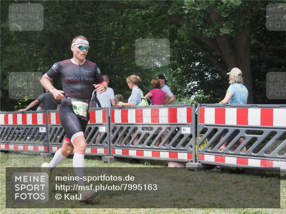 21.06.2025 - 27. Vierlanden-Triathlon KatJ http://msf.ph/oto/7995163 15.06.2025 12:44:56 Ziel 726 meine-sportfotos.de