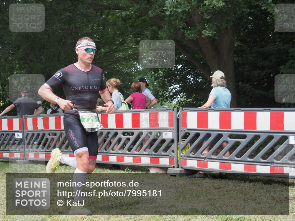 21.06.2025 - 27. Vierlanden-Triathlon KatJ http://msf.ph/oto/7995181 15.06.2025 12:44:56 Ziel 726 meine-sportfotos.de