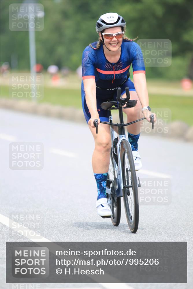 21.06.2025 - 27. Vierlanden-Triathlon H.Heesch http://msf.ph/oto/7995206 15.06.2025 12:15:10 Radfahren 702, 831, 894, 910 meine-sportfotos.de