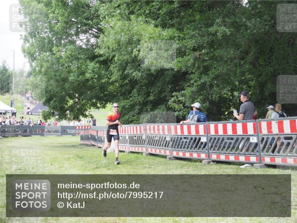 21.06.2025 - 27. Vierlanden-Triathlon KatJ http://msf.ph/oto/7995217 15.06.2025 12:46:07 Ziel 130 meine-sportfotos.de