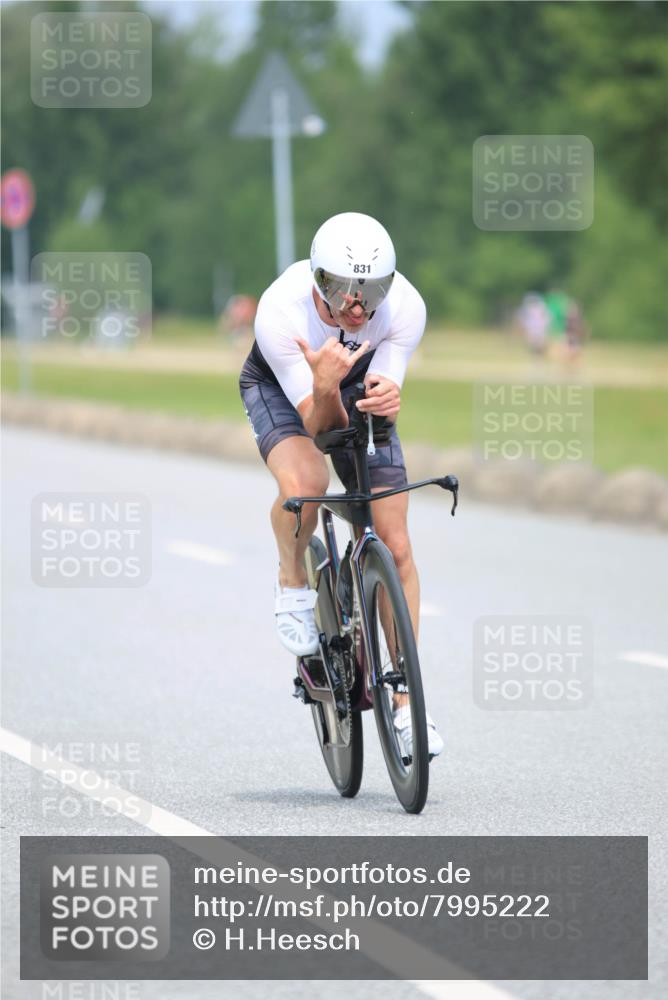 21.06.2025 - 27. Vierlanden-Triathlon H.Heesch http://msf.ph/oto/7995222 15.06.2025 12:15:14 Radfahren 643, 702, 831, 910 meine-sportfotos.de