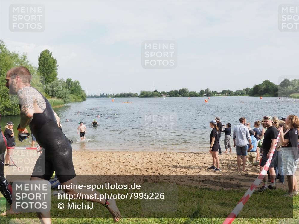 21.06.2025 - 27. Vierlanden-Triathlon MichiJ http://msf.ph/oto/7995226 15.06.2026 09:56:54 Schwimmen 258, 275, 281, 301, 325 meine-sportfotos.de