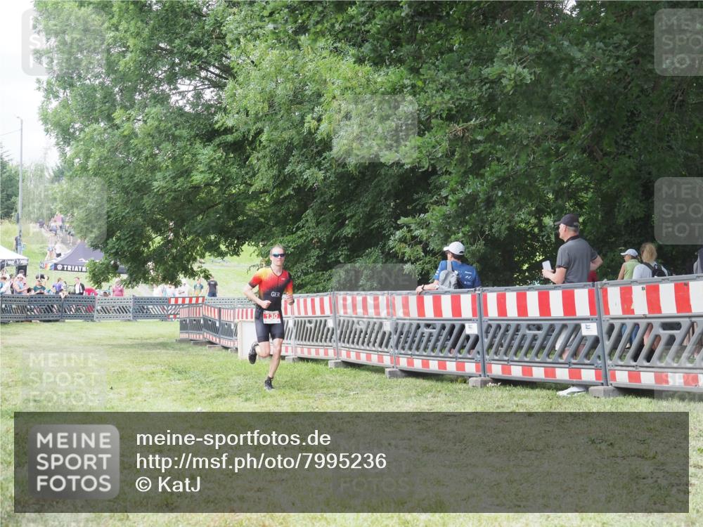 21.06.2025 - 27. Vierlanden-Triathlon KatJ http://msf.ph/oto/7995236 15.06.2025 12:46:07 Ziel 130 meine-sportfotos.de