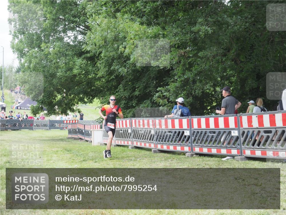 21.06.2025 - 27. Vierlanden-Triathlon KatJ http://msf.ph/oto/7995254 15.06.2025 12:46:07 Ziel 130 meine-sportfotos.de