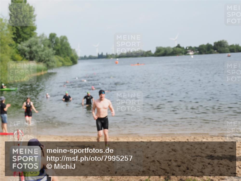 21.06.2025 - 27. Vierlanden-Triathlon MichiJ http://msf.ph/oto/7995257 15.06.2026 09:56:58 Schwimmen 258, 301, 325, 1399 meine-sportfotos.de