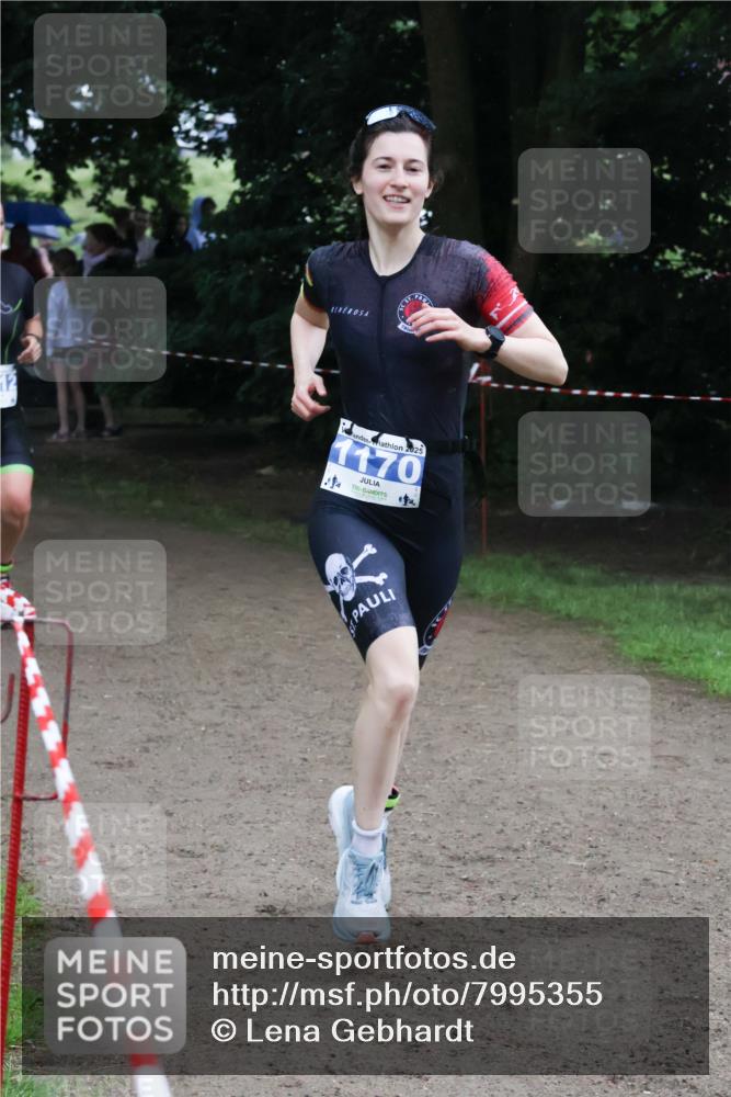 21.06.2025 - 27. Vierlanden-Triathlon Lena Gebhardt http://msf.ph/oto/7995355 15.06.2025 13:51:03 Laufen 12, 2025, 1170 meine-sportfotos.de