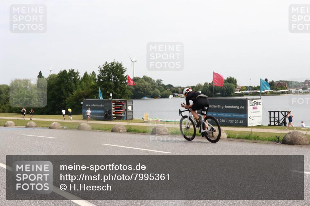 15.06.2025 - 27. Vierlanden-Triathlon H.Heesch http://msf.ph/oto/7995361 15.06.2025 11:26:17 Radfahren 18, 652, 798, 800, 881, 911 meine-sportfotos.de