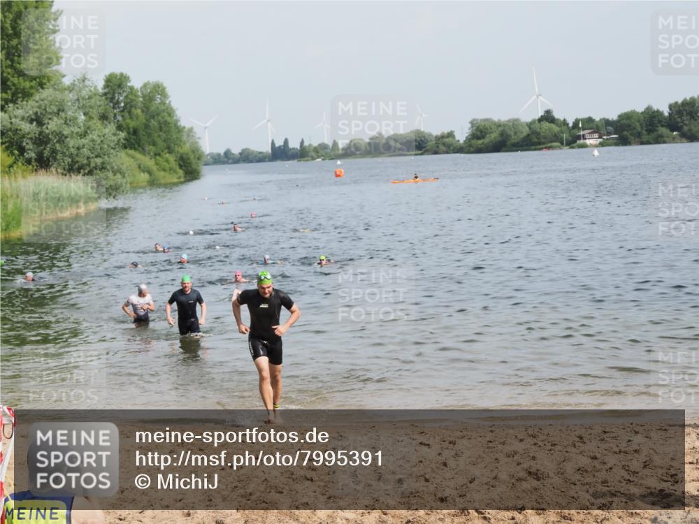 21.06.2025 - 27. Vierlanden-Triathlon MichiJ http://msf.ph/oto/7995391 15.06.2026 09:57:06 Schwimmen 263, 325, 1399 meine-sportfotos.de
