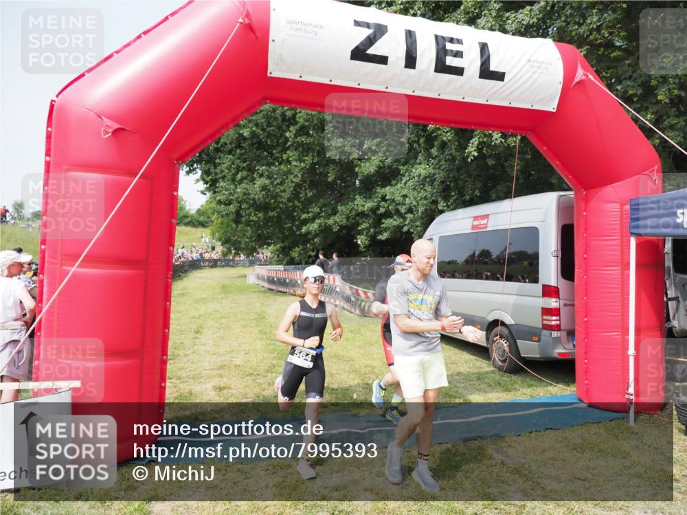 21.06.2025 - 27. Vierlanden-Triathlon MichiJ http://msf.ph/oto/7995393 15.06.2026 11:18:53 Ziel 364, 564, 612 meine-sportfotos.de