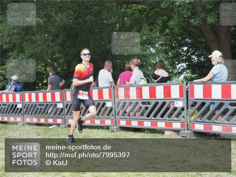 21.06.2025 - 27. Vierlanden-Triathlon KatJ http://msf.ph/oto/7995397 15.06.2025 12:46:09 Ziel 130 meine-sportfotos.de