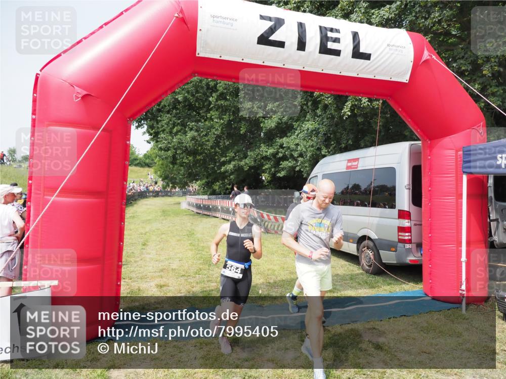 21.06.2025 - 27. Vierlanden-Triathlon MichiJ http://msf.ph/oto/7995405 15.06.2026 11:18:53 Ziel 364, 564, 612 meine-sportfotos.de
