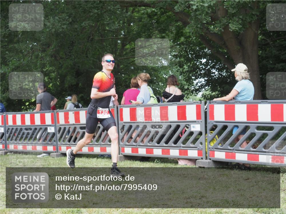 21.06.2025 - 27. Vierlanden-Triathlon KatJ http://msf.ph/oto/7995409 15.06.2025 12:46:09 Ziel 130 meine-sportfotos.de