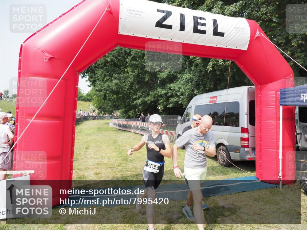 21.06.2025 - 27. Vierlanden-Triathlon MichiJ http://msf.ph/oto/7995420 15.06.2026 11:18:53 Ziel 364, 564, 612 meine-sportfotos.de