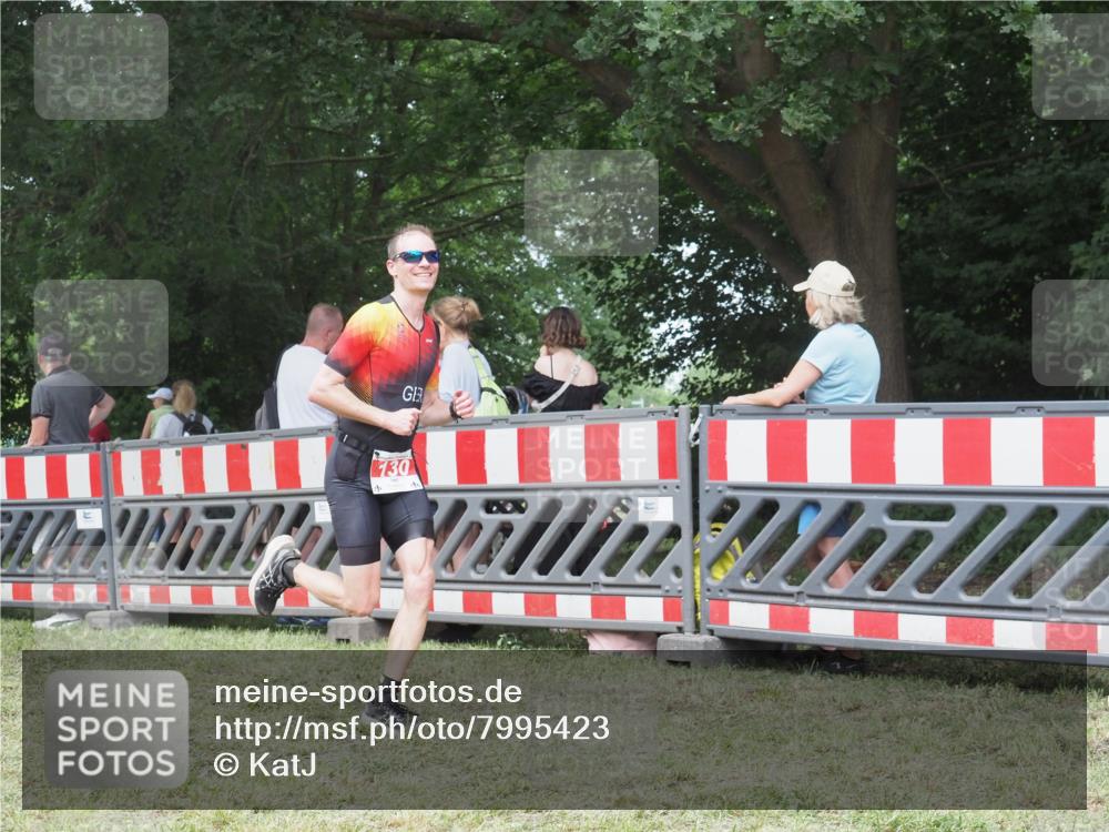 21.06.2025 - 27. Vierlanden-Triathlon KatJ http://msf.ph/oto/7995423 15.06.2025 12:46:09 Ziel 130 meine-sportfotos.de