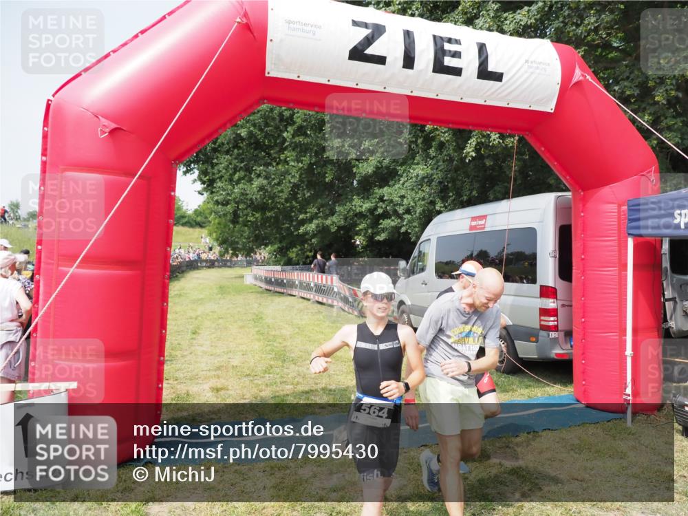 21.06.2025 - 27. Vierlanden-Triathlon MichiJ http://msf.ph/oto/7995430 15.06.2026 11:18:54 Ziel 364, 564, 612 meine-sportfotos.de