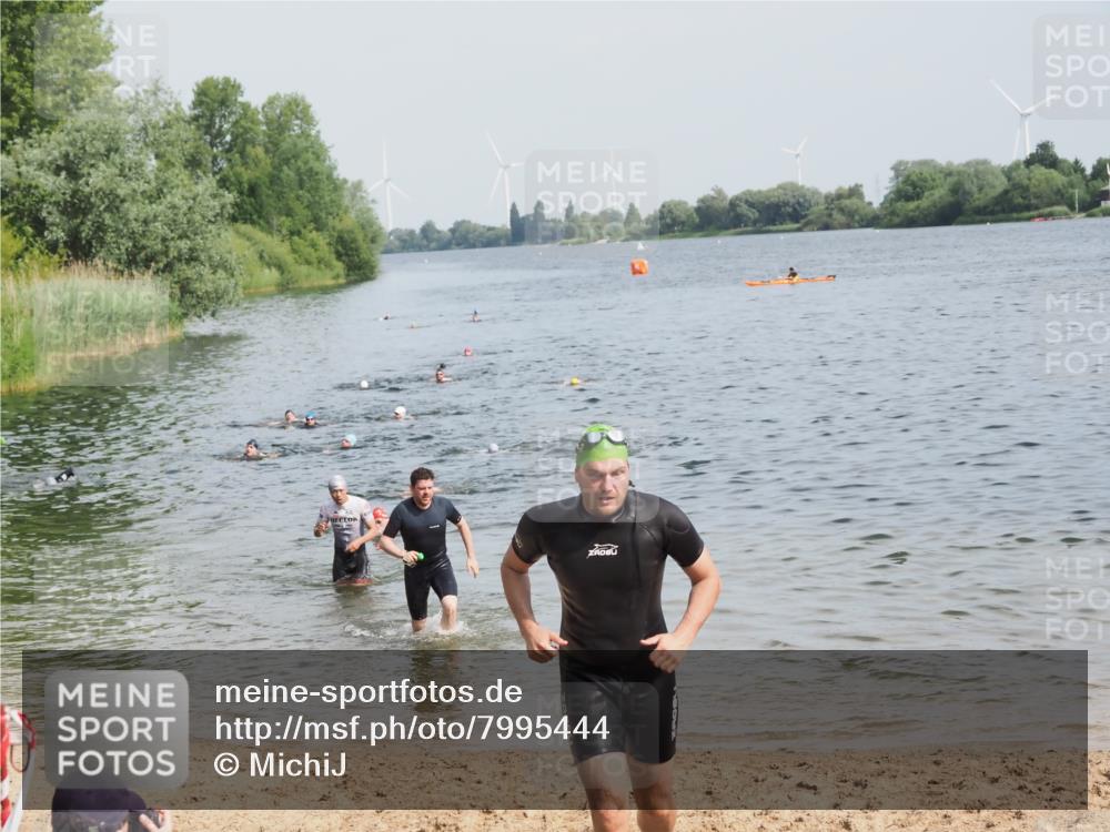 21.06.2025 - 27. Vierlanden-Triathlon MichiJ http://msf.ph/oto/7995444 15.06.2026 09:57:10 Schwimmen 263, 296, 1399 meine-sportfotos.de