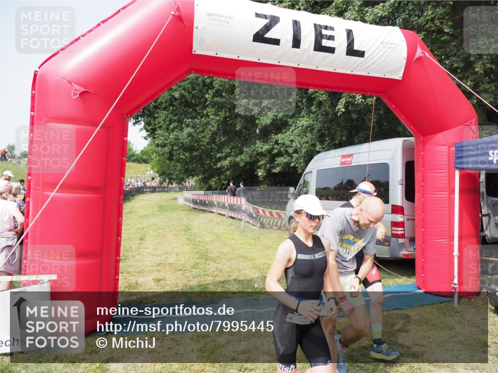 21.06.2025 - 27. Vierlanden-Triathlon MichiJ http://msf.ph/oto/7995445 15.06.2026 11:18:54 Ziel 364, 564, 612 meine-sportfotos.de