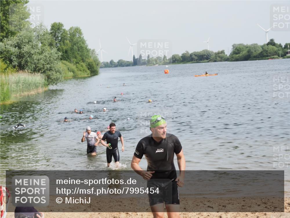 21.06.2025 - 27. Vierlanden-Triathlon MichiJ http://msf.ph/oto/7995454 15.06.2026 09:57:10 Schwimmen 263, 296, 1399 meine-sportfotos.de
