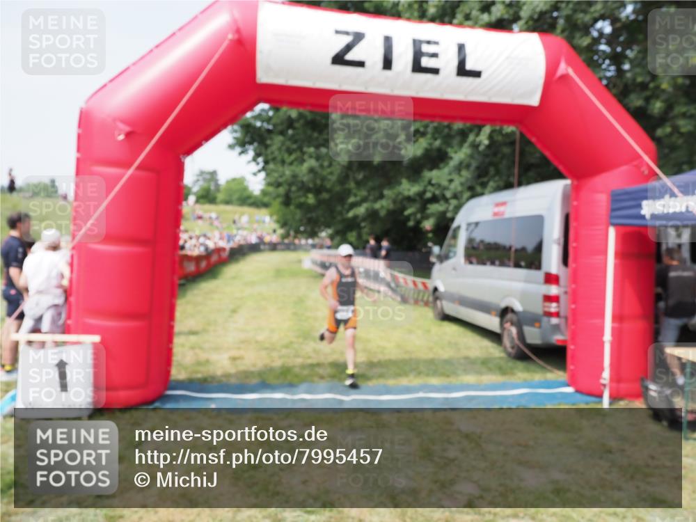 21.06.2025 - 27. Vierlanden-Triathlon MichiJ http://msf.ph/oto/7995457 15.06.2026 11:19:05 Ziel 457 meine-sportfotos.de