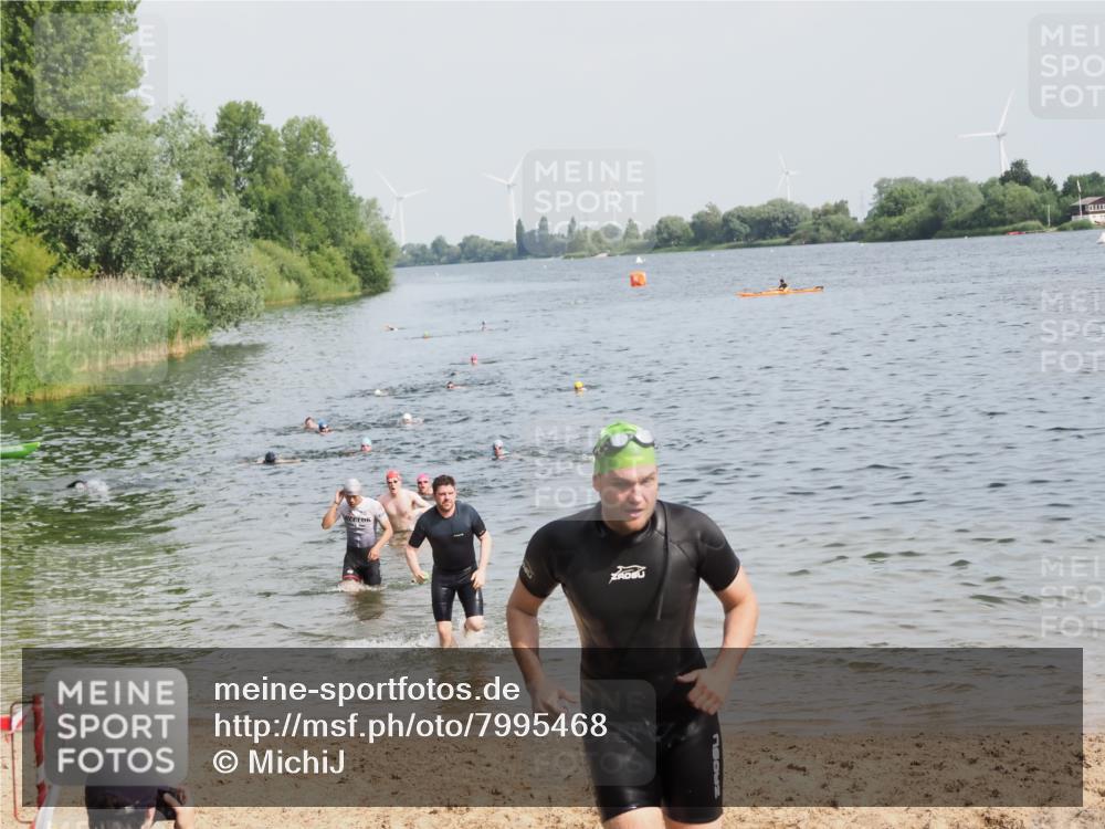 21.06.2025 - 27. Vierlanden-Triathlon MichiJ http://msf.ph/oto/7995468 15.06.2026 09:57:11 Schwimmen 263, 296, 343, 1399 meine-sportfotos.de