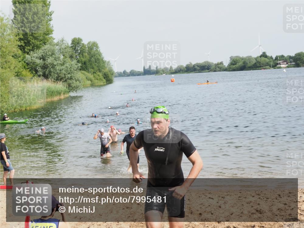21.06.2025 - 27. Vierlanden-Triathlon MichiJ http://msf.ph/oto/7995481 15.06.2026 09:57:11 Schwimmen 263, 296, 343, 1399 meine-sportfotos.de