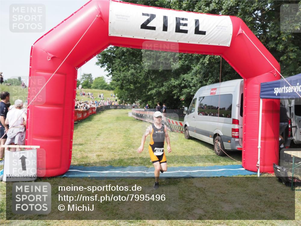 21.06.2025 - 27. Vierlanden-Triathlon MichiJ http://msf.ph/oto/7995496 15.06.2026 11:19:06 Ziel 457 meine-sportfotos.de