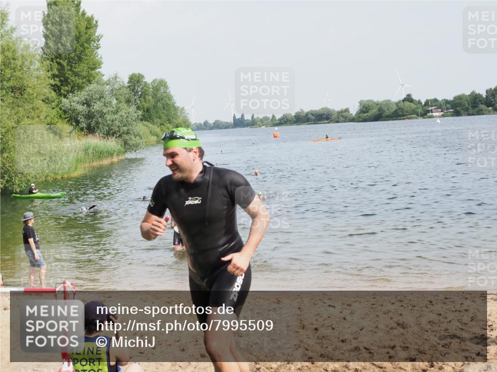 21.06.2025 - 27. Vierlanden-Triathlon MichiJ http://msf.ph/oto/7995509 15.06.2026 09:57:12 Schwimmen 263, 296, 343, 1399 meine-sportfotos.de