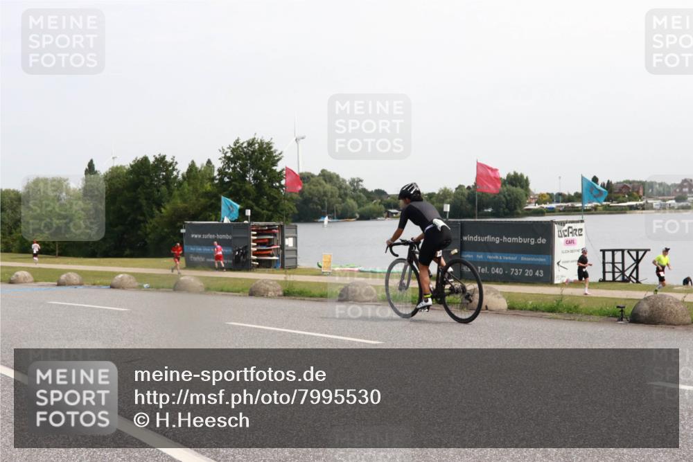 15.06.2025 - 27. Vierlanden-Triathlon H.Heesch http://msf.ph/oto/7995530 15.06.2025 11:27:16 Radfahren 825, 939 meine-sportfotos.de