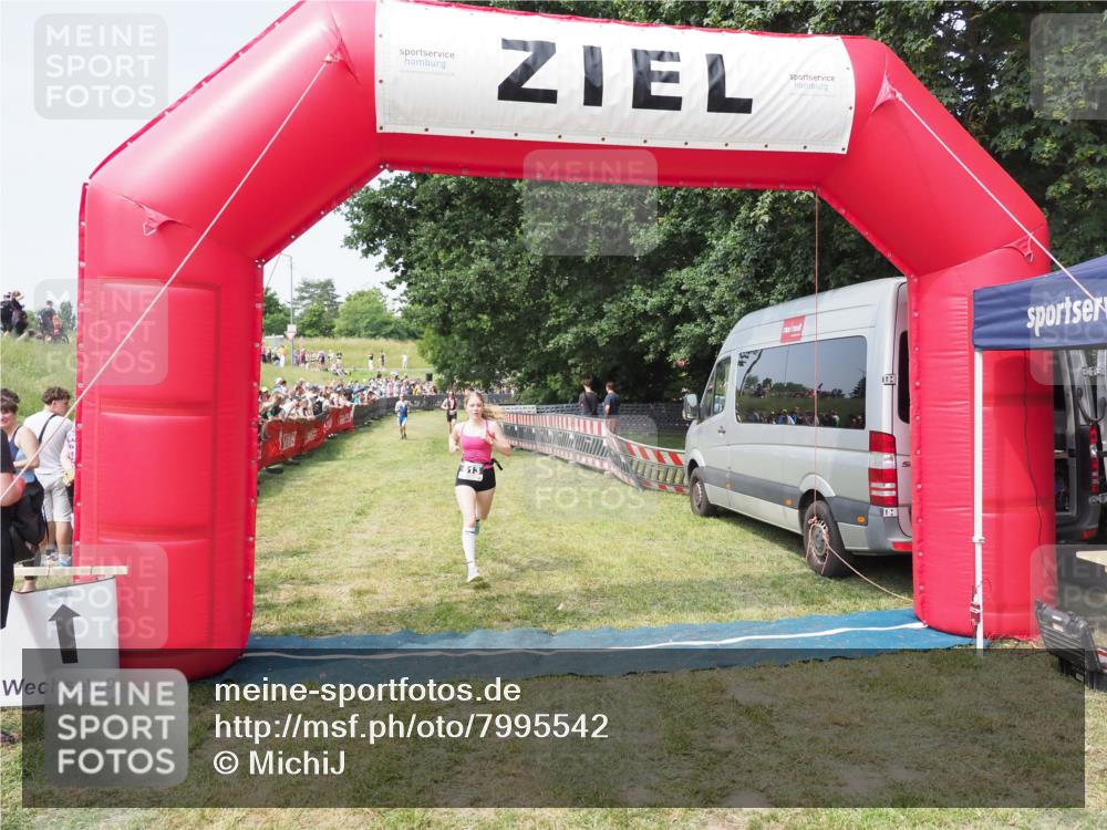 21.06.2025 - 27. Vierlanden-Triathlon MichiJ http://msf.ph/oto/7995542 15.06.2026 11:19:17 Ziel 613 meine-sportfotos.de