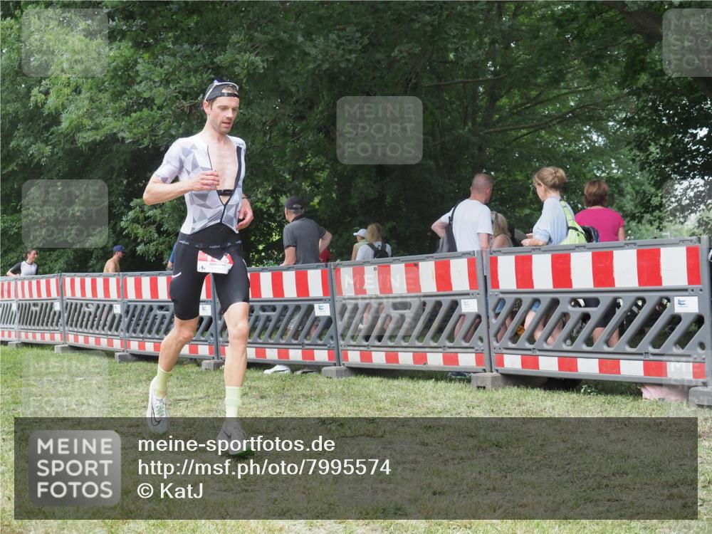 21.06.2025 - 27. Vierlanden-Triathlon KatJ http://msf.ph/oto/7995574 15.06.2025 12:46:35 Ziel 138 meine-sportfotos.de