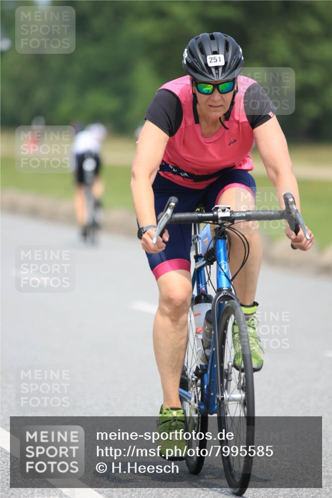 21.06.2025 - 27. Vierlanden-Triathlon H.Heesch http://msf.ph/oto/7995585 15.06.2025 12:05:41 Radfahren 251 meine-sportfotos.de