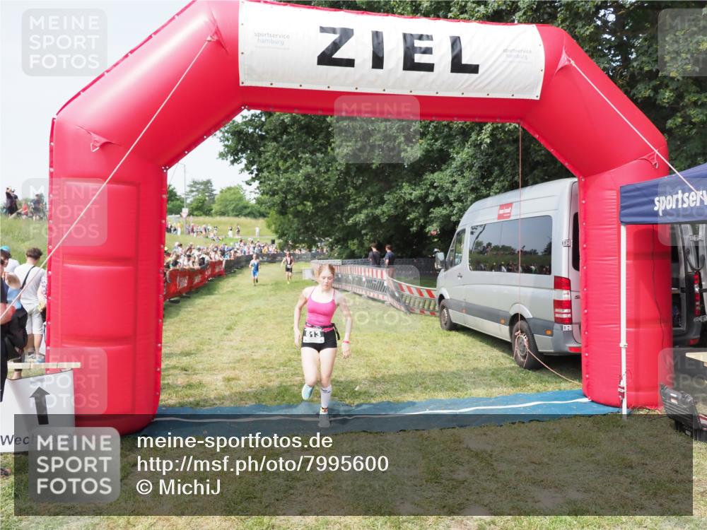 21.06.2025 - 27. Vierlanden-Triathlon MichiJ http://msf.ph/oto/7995600 15.06.2026 11:19:17 Ziel 613 meine-sportfotos.de