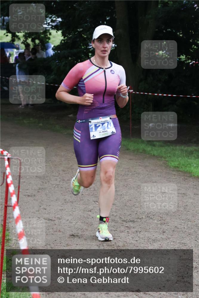21.06.2025 - 27. Vierlanden-Triathlon Lena Gebhardt http://msf.ph/oto/7995602 15.06.2025 13:51:15 Laufen 1210 meine-sportfotos.de
