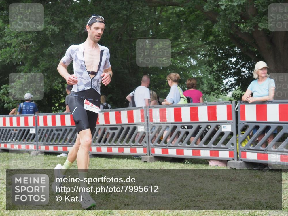 21.06.2025 - 27. Vierlanden-Triathlon KatJ http://msf.ph/oto/7995612 15.06.2025 12:46:35 Ziel 138 meine-sportfotos.de