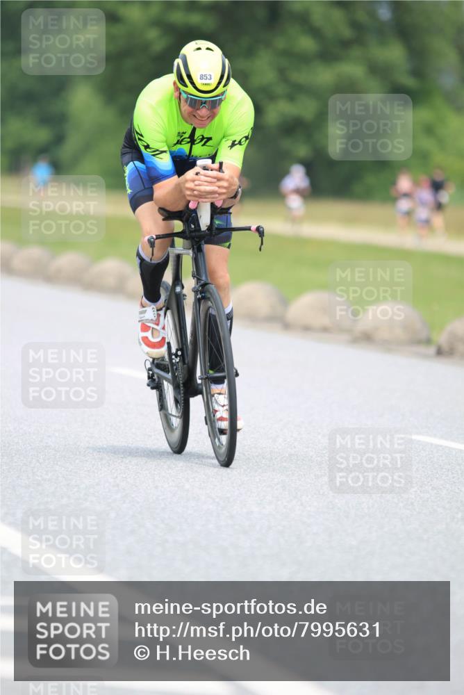 21.06.2025 - 27. Vierlanden-Triathlon H.Heesch http://msf.ph/oto/7995631 15.06.2025 12:17:36 Radfahren 853, 859 meine-sportfotos.de