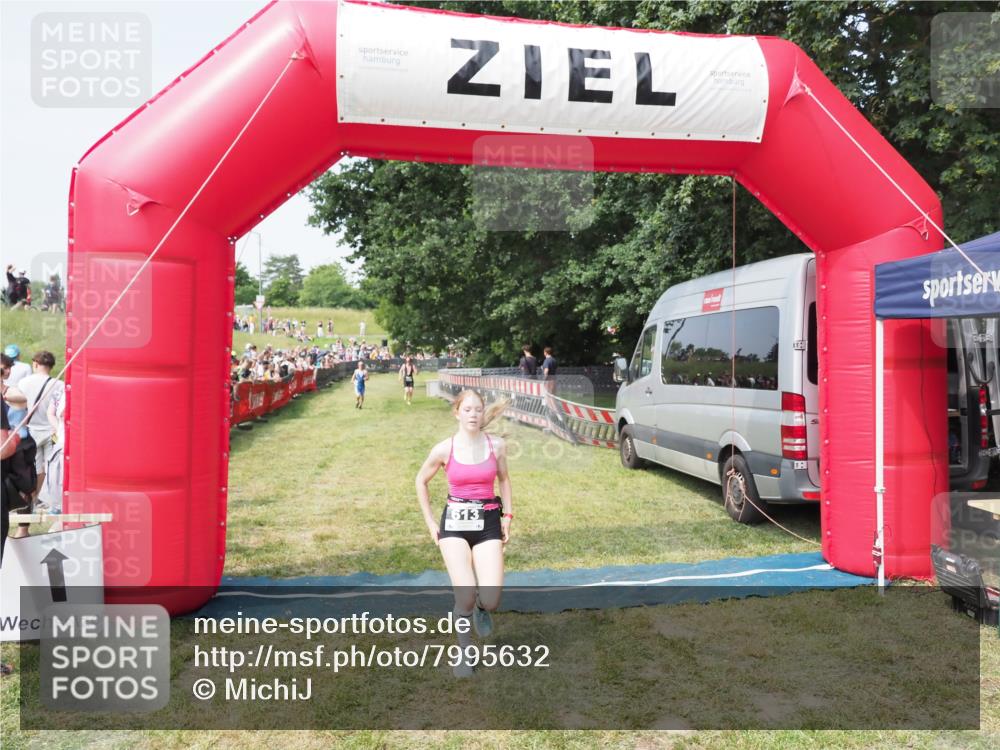 21.06.2025 - 27. Vierlanden-Triathlon MichiJ http://msf.ph/oto/7995632 15.06.2026 11:19:18 Ziel 613 meine-sportfotos.de