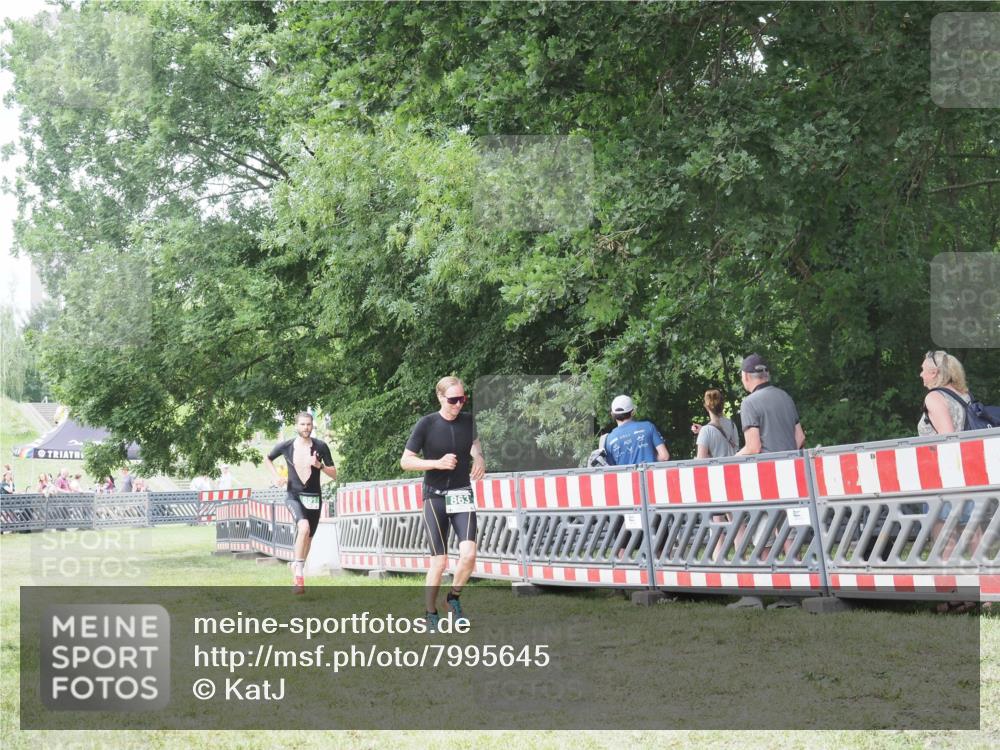21.06.2025 - 27. Vierlanden-Triathlon KatJ http://msf.ph/oto/7995645 15.06.2025 12:47:42 Ziel 651, 863 meine-sportfotos.de