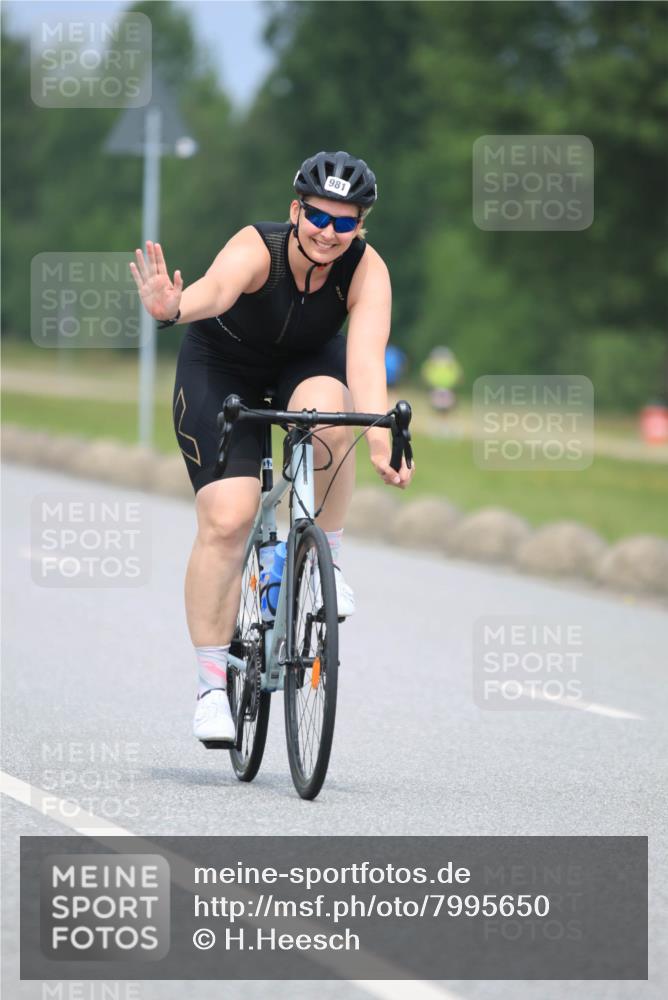 21.06.2025 - 27. Vierlanden-Triathlon H.Heesch http://msf.ph/oto/7995650 15.06.2025 12:18:02 Radfahren 742 meine-sportfotos.de