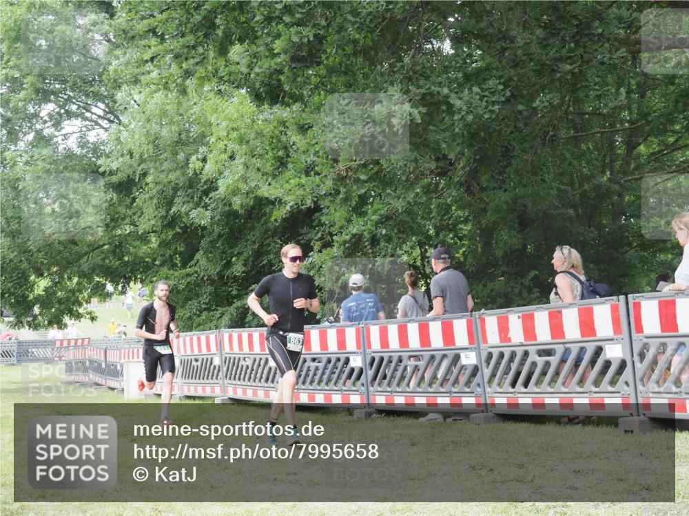 21.06.2025 - 27. Vierlanden-Triathlon KatJ http://msf.ph/oto/7995658 15.06.2025 12:47:42 Ziel 651, 863 meine-sportfotos.de