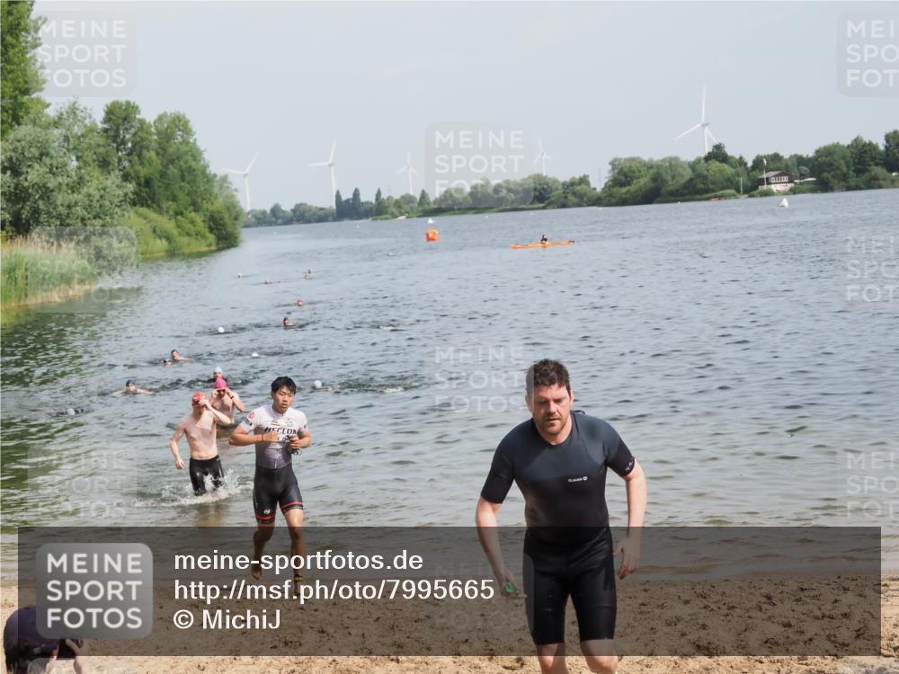 21.06.2025 - 27. Vierlanden-Triathlon MichiJ http://msf.ph/oto/7995665 15.06.2026 09:57:16 Schwimmen 263, 293, 296, 343 meine-sportfotos.de